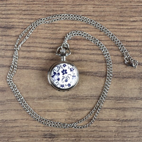 Kleine Taschenuhr, mit emailliertem Blumen Bild in Blau-Weiß